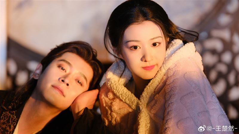 王楚然(右)近期和丞磊搭檔出演愛情喜劇《成何體統》爆紅。(圖/翻攝自微博)
