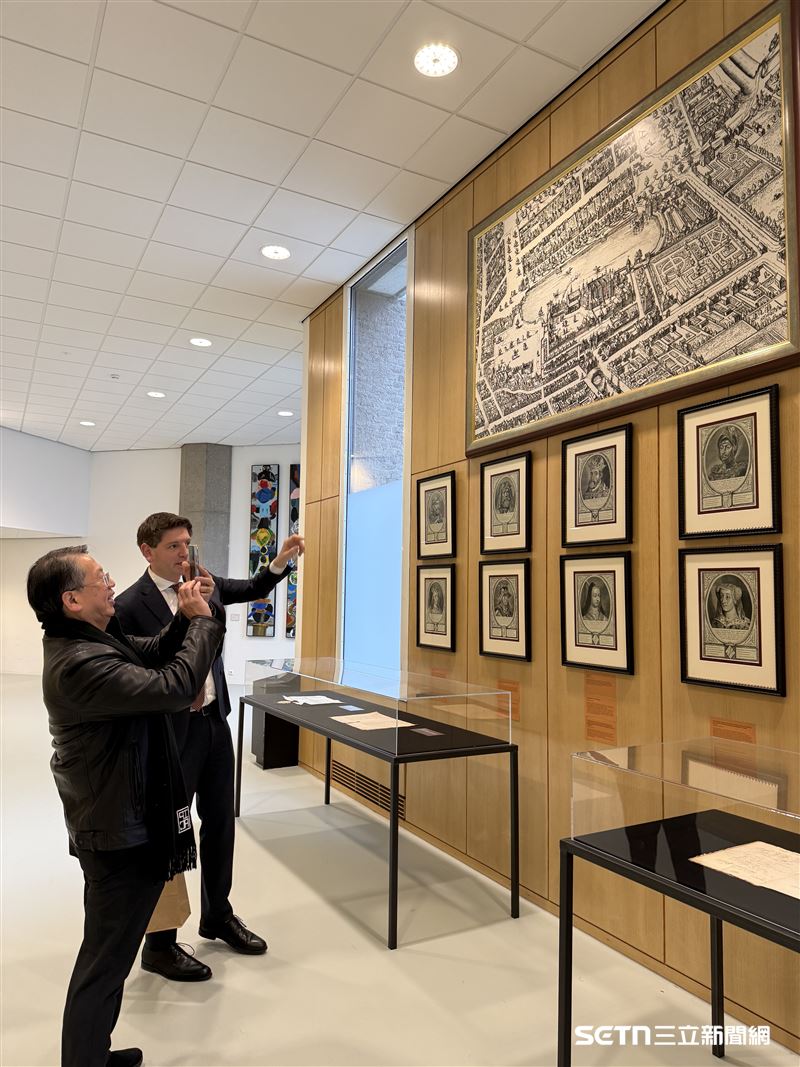 荷蘭國會議員帕特諾特（Jan Paternotte）親自帶領「Hello Taiwan」團隊走訪議會內部，並詳盡介紹議事運作與民主機制。這場對話不僅聚焦於2758號決議的國際正義，更讓台灣在荷蘭政壇感受到「民主不孤，必有鄰」的堅實力量。（圖／受訪者提供）