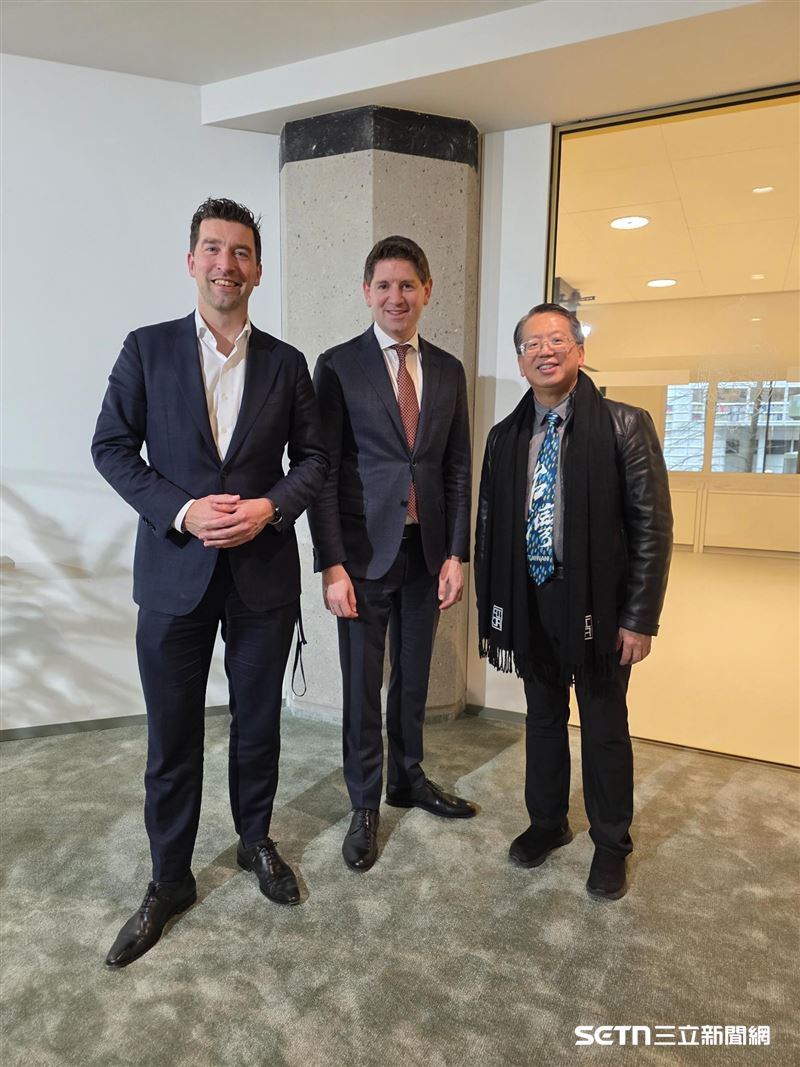 Hello Taiwan執行長江明信親赴荷蘭，與駐荷親善大使Lily聯手展開關鍵拜會。在海牙議會殿堂中，與挺台大咖議員帕特諾特及范&middot;艾斯頓面對面交流。此行不僅深化了台荷雙邊的民主價值連結，更針對聯合國第2758號決議等關鍵議題進行深度對話，感謝荷蘭國會率先發聲，成為捍衛台灣國際參與的歐洲領頭羊。（圖／受訪者提供）