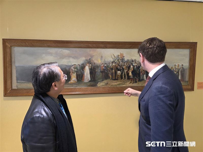 帕特諾特議員（Jan Paternotte）詳盡地向Hello Taiwan團隊介紹荷蘭議會內的歷史畫作，藉此闡述荷蘭的政治發展與核心價值。（圖／受訪者提供）