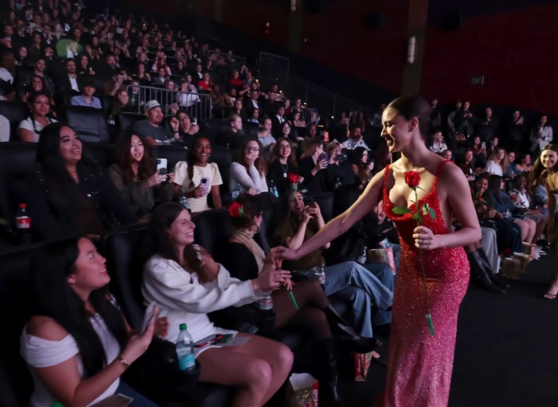 瑪格麗特庫利驚喜獻玫瑰花浪漫寵粉。（圖／CATCHPLAY提供）