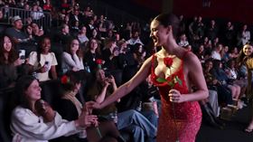 瑪格麗特庫利驚喜獻玫瑰花浪漫寵粉。（圖／CATCHPLAY提供） 
