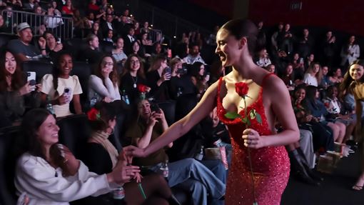 好萊塢女星突現影廳　情人節驚喜獻花寵粉