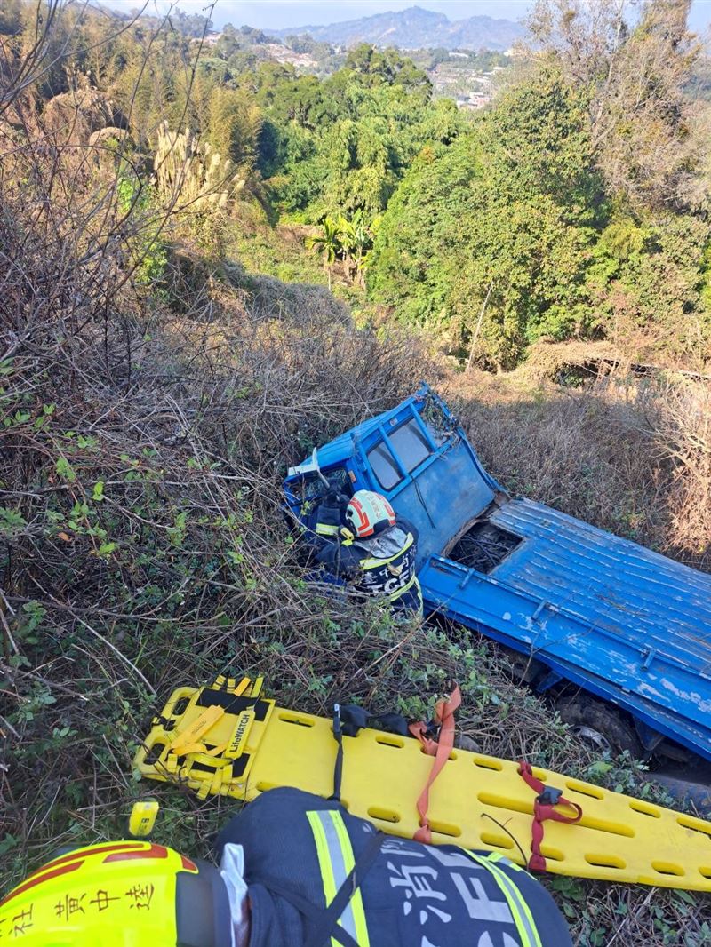 72歲黃姓老翁開車行經公墓附近時突滑落一旁田中。（圖／翻攝畫面）