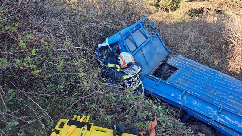 新/貨車經公墓突翻車!台中翁受困無呼吸