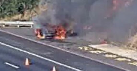 新/除夕驚魂!國道3沙鹿段小貨車陷火海