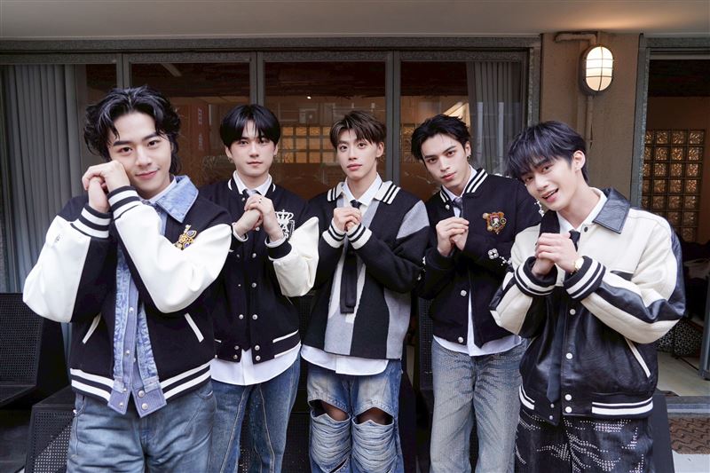 Ozone林佳辰(左起)、周祖安、黃文廷、李哲言、周子翔接受《三立新聞網》專訪。(圖/記者趙于瑩攝影)