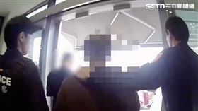 警方前往松山機場逮捕正在搭機返回金門的邱男。（圖／翻攝畫面）