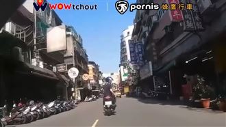 暴躁騎士逼車按喇叭…下秒現世報來了