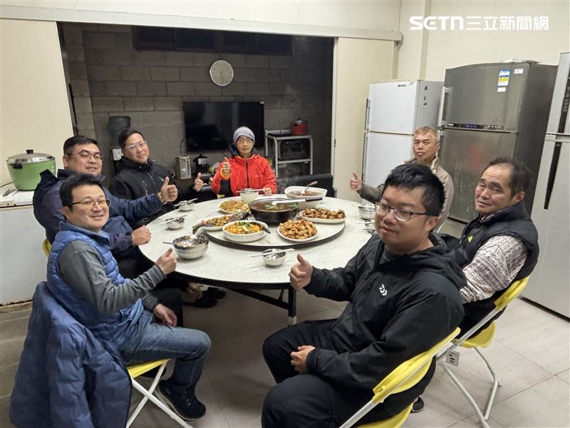 氣象站人員與海巡、燈塔駐守人員一同圍爐。（圖／彭佳嶼氣象站提供）