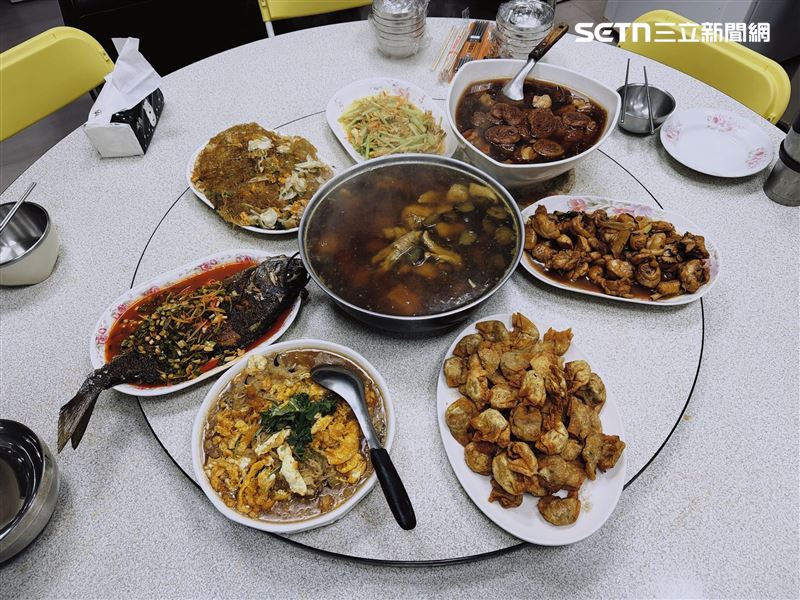 除夕圍爐年夜飯是七菜一湯，相當澎湃。（圖／彭佳嶼氣象站提供）