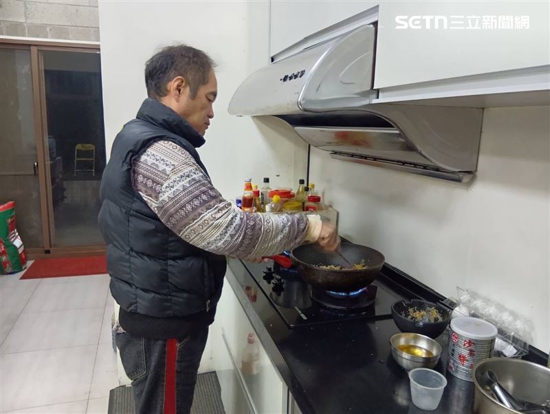 曾開過餐廳、有廚師執照的工友負責下廚。（圖／彭佳嶼氣象站提供）