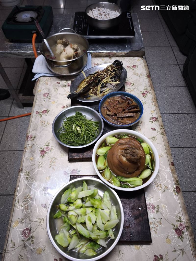 玉山氣象站年夜飯菜色。（圖／玉山氣象站提供）