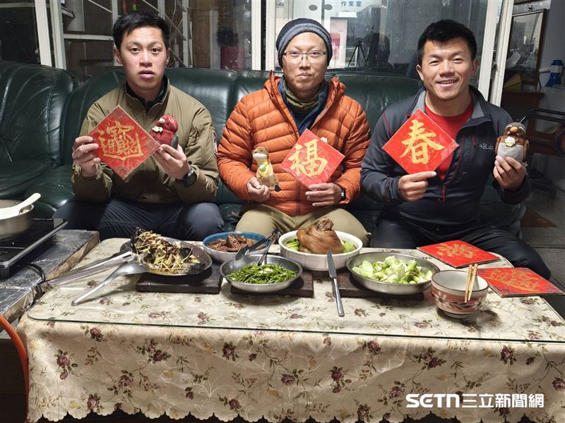 玉山氣象站觀測人員一起圍爐，左起依序為張秦豪、蔡邦國、吳金臺。（圖／玉山氣象站提供）