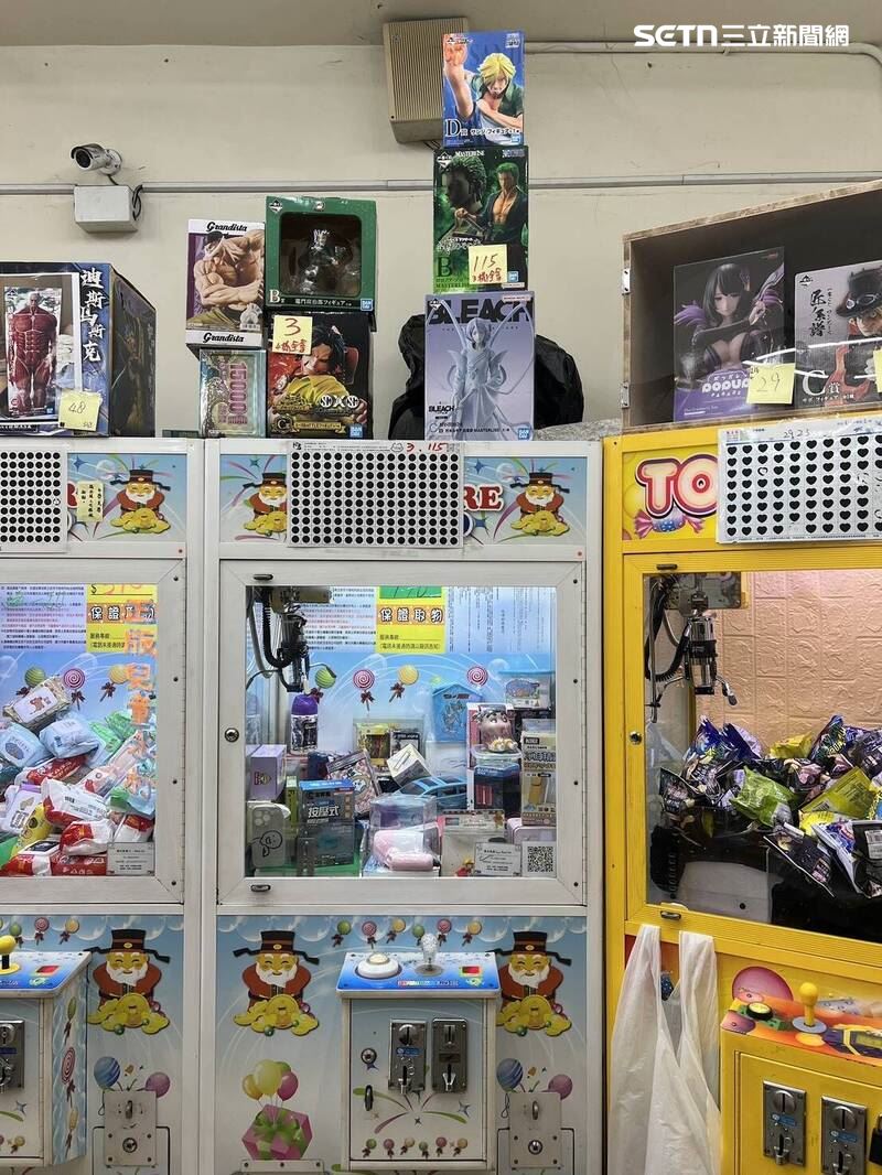 新北楊男在延壽街娃娃機店竊取航海王A賞公仔。（圖／翻攝畫面）