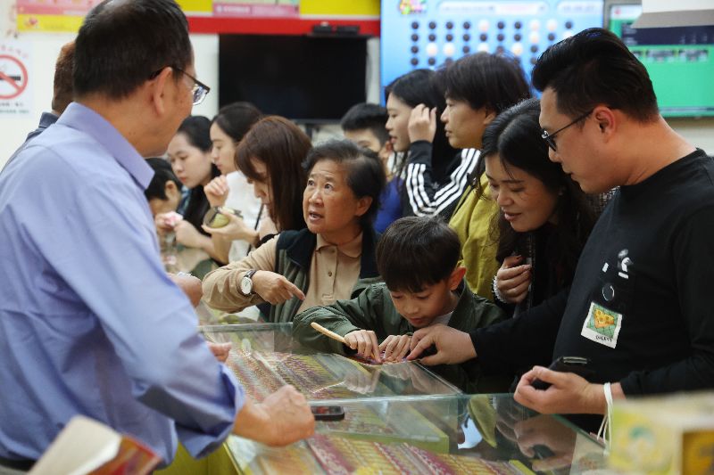 春節期間許多民眾扶老攜幼買刮刮樂試手氣