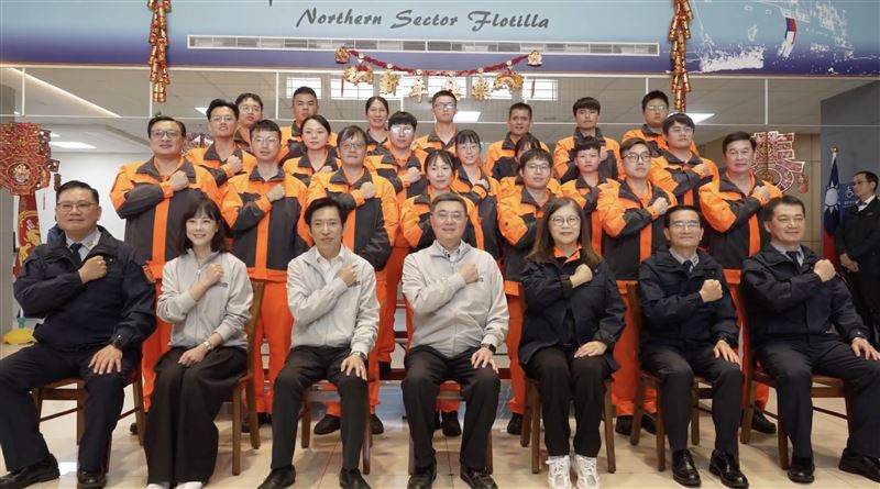 行政院長卓榮泰前往海巡署北部地區機動海巡隊，向春節留守同仁表達關心與感謝（圖／行政院提供）