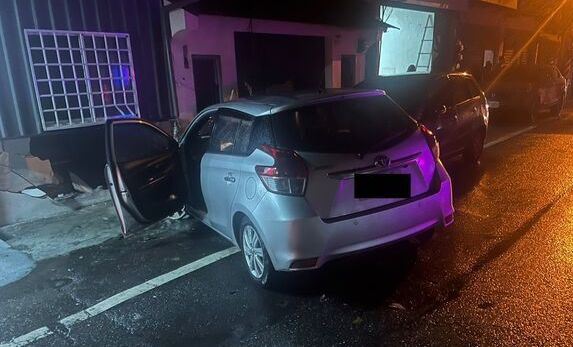 吳女衝撞婦人後又撞上一旁圍牆。（圖／翻攝畫面）