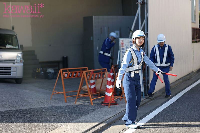 翔乃空平時在工地、停車場以及演唱會場地指揮交通引導車輛，被封為史上最幼齒的A罩杯交通警備員。（圖／翻攝自Ｘ）