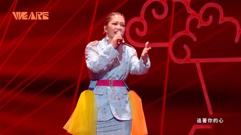 《WE ARE我們的除夕夜》金曲歌后黃妃與饒舌新世代代表阿跨面首度合作。(圖/翻攝自中華文化總會 YT)