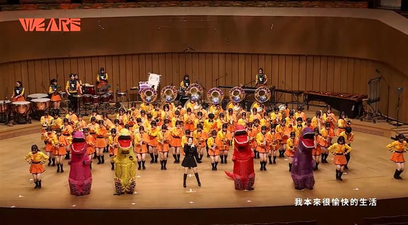 徐懷鈺攜手日本京都橘高校吹奏樂部同台演出。（圖／翻攝自中華文化總會 YT）