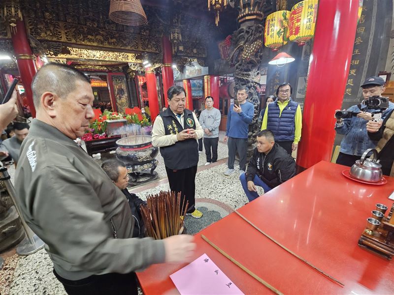 主委請示，抽出預測著白沙屯的農漁物產收成的籤。（圖／翻攝自白沙屯拱天宮臉書）