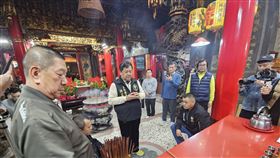 主委請示，抽出預測著白沙屯的農漁物產收成的籤。（圖／翻攝自白沙屯拱天宮臉書）