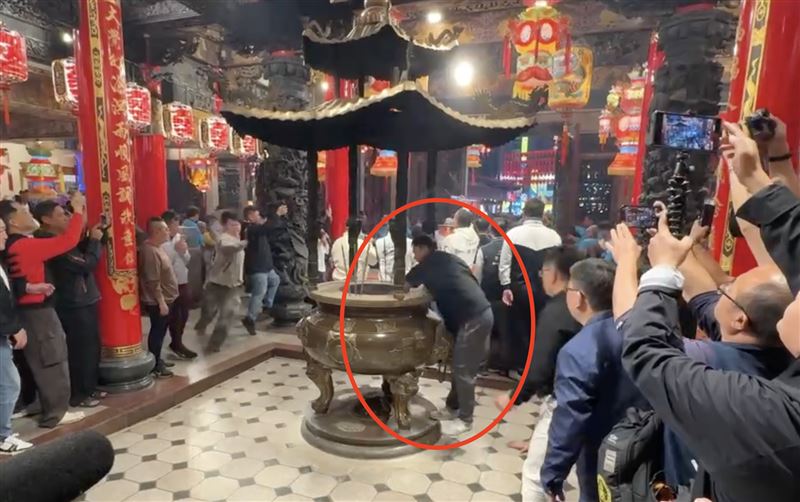 雷男透露，有事先到廟裡拜拜規劃路線，順利奪得頭香。（圖／翻攝畫面）