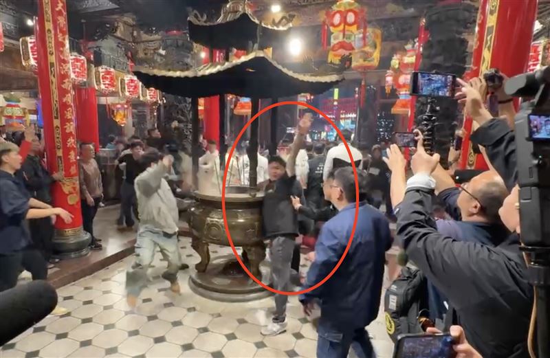 雷姓男信眾一馬當先從側門衝進廟內插下頭香。（圖／翻攝畫面）