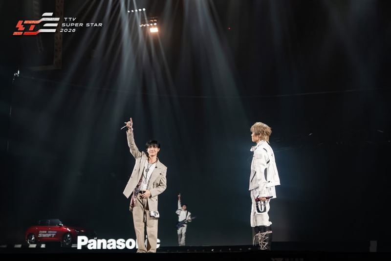 &amp;TEAM來自台灣的成員NICHOLAS（王奕翔）和八三夭合作演唱你想見你想見你〉。（圖／翻攝自IG @superstarttv）