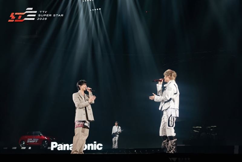 &amp;TEAM來自台灣的成員NICHOLAS（王奕翔）和八三夭合作演唱你想見你想見你〉。（圖／翻攝自IG @superstarttv）