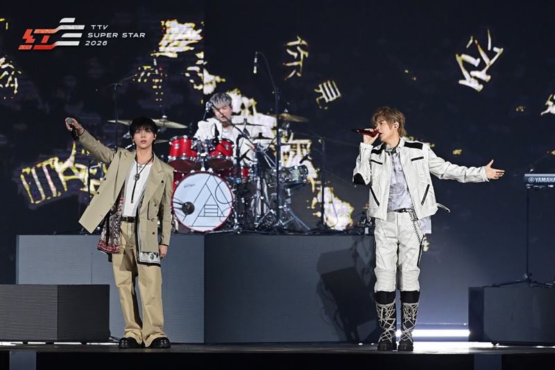 &amp;TEAM來自台灣的成員NICHOLAS（王奕翔）和八三夭合作演唱你想見你想見你〉。（圖／翻攝自IG @superstarttv）