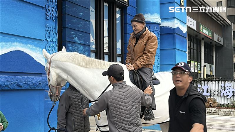 黑白馬隨即又轉場到「江海大樓」前，讓民眾繞場體驗。（圖／記者羅欣怡攝影）