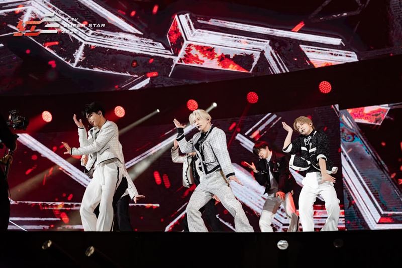 &TEAM壓軸站上台北小巨蛋舞台。(圖/翻攝自IG @superstarttv)