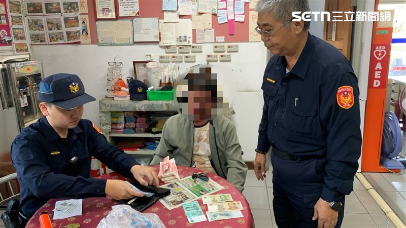 警方通知失主將鈔票取回。（圖／翻攝畫面）