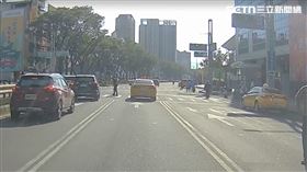 高雄,鈔票,警方,人民幣,路人,民眾,失主,面額,新台幣,高鐵路,左營,事故,鈔票。（圖／翻攝畫面）