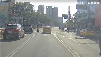 馬路散落人民幣…路人撿起驚呆：全是真鈔