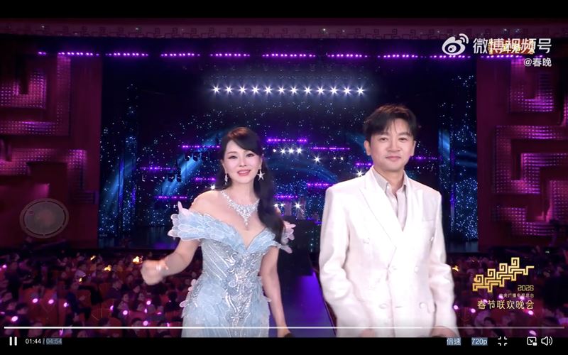 伊能靜（左）、蘇有朋（右）彈指現身。（圖／翻攝自春晚微博）