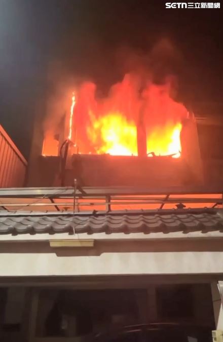 夫妻二人在透天厝3樓爆發激烈爭吵，隨後3樓房間陷入火海。（圖／翻攝畫面）