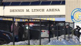 美國東北的羅德島城鎮包塔克特一處冰球場館今日發生槍擊案。（圖／美聯社／達志影像）