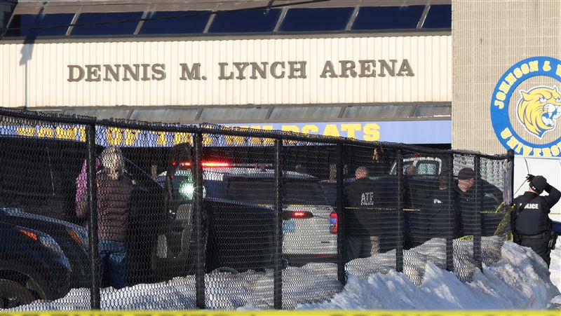 美冰球場館爆槍擊3死 現場學生驚恐逃命