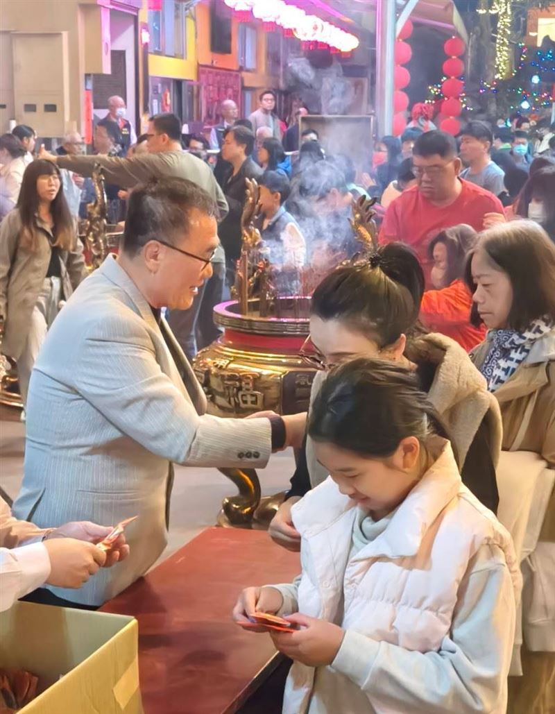 台北市副市長李四川初一到板橋後埔土地公廟拜拜（圖／李辦提供）