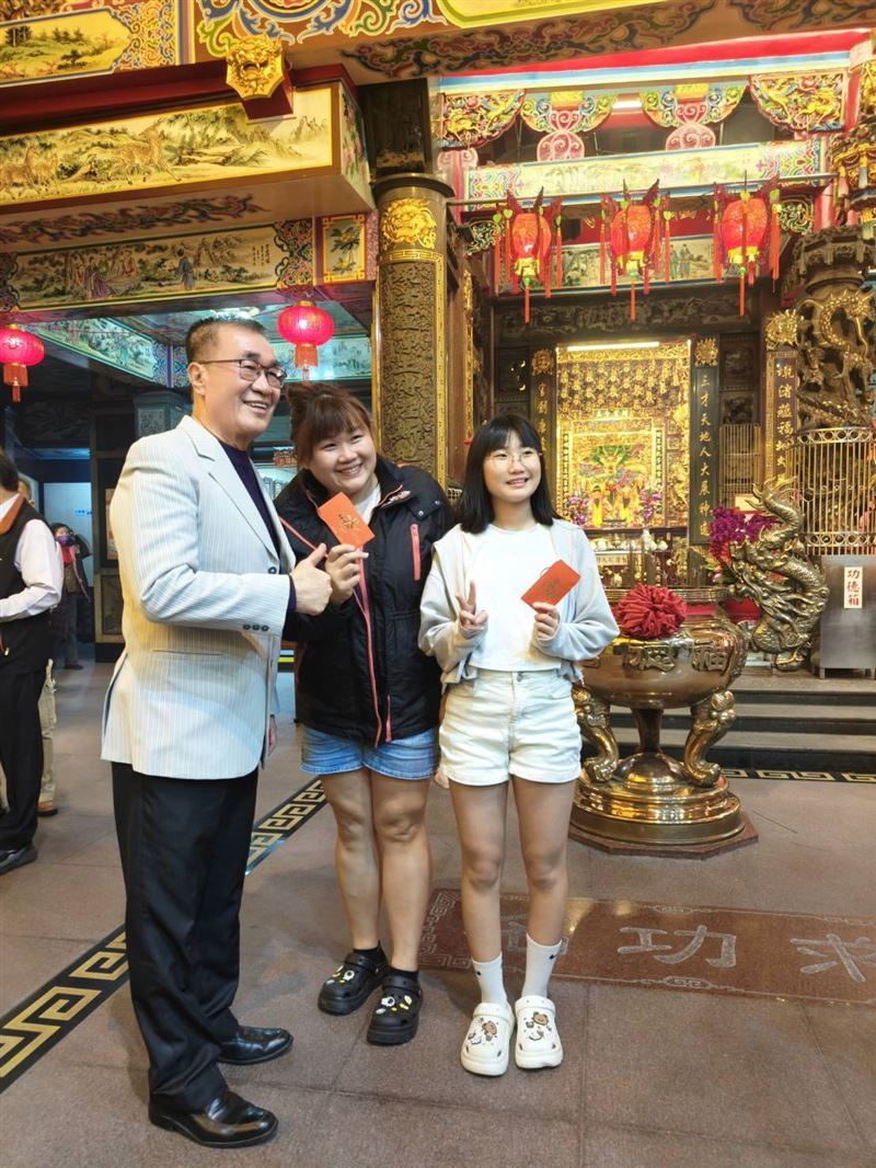 台北市副市長李四川初一到板橋後埔土地公廟拜拜（圖／李辦提供）