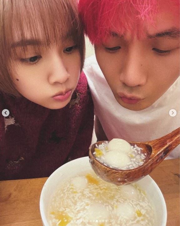 楊丞琳(左)與李榮浩(右)夫妻感情生活恩愛穩定。(圖/翻攝自IG @rainie77)