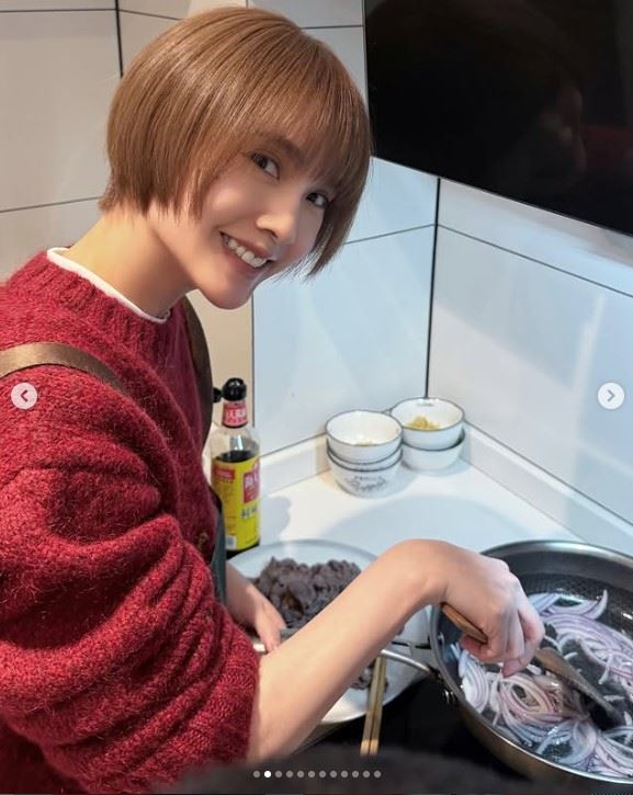 楊丞琳曬出「老公視角」,一邊下廚一遍燦笑。(圖/翻攝自IG @rainie77)