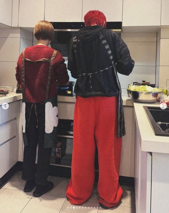 楊丞琳(左)與李榮浩(右)在廚房一同準備年菜。(圖/翻攝自IG @rainie77)