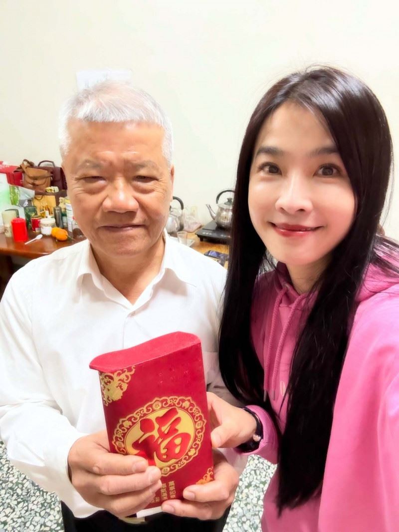 少了媽媽的年夜飯，小嫻（右）除夕與爸爸（左）到叔叔、嬸嬸家吃年夜飯。（圖／翻攝自臉書）