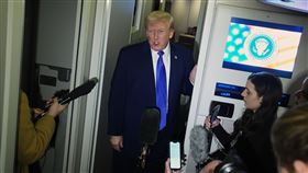 川普在空軍一號上表示，將間接參與談判。（圖／美聯社／達志影像）