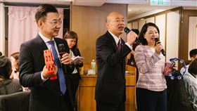 韓國瑜與江啟臣高唱《我們都是一家人》聲援高金素梅。（圖／記者楊士誼攝影）
