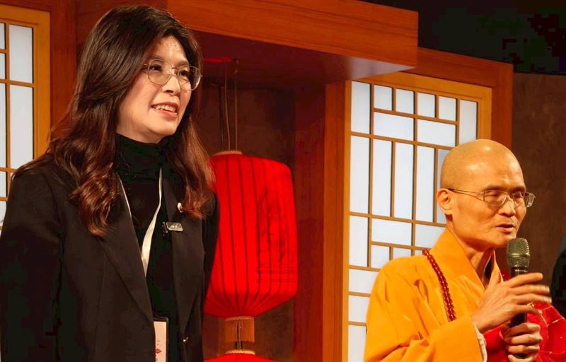 法鼓山16日晚間舉辦「除夕撞鐘‧為世界祈福」活動，國民黨主席鄭麗文到場參與。（圖／翻攝自國民黨臉書）